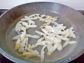 水开加白酒一勺，下笋焯水2分钟。