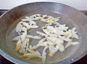水开加白酒一勺，下笋焯水2分钟。
