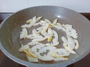 锅里加点油，放笋翻炒。