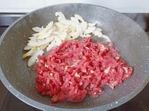 等笋翻炒至微黄，下牛肉丝翻炒。