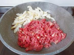 等笋翻炒至微黄，下牛肉丝翻炒。