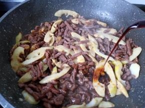 加点生抽调味翻炒一下。