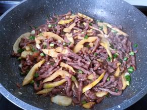 出锅前加点葱花关火出锅。