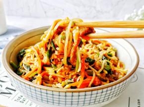 快快吃起来。豆芽吃着好有劲。