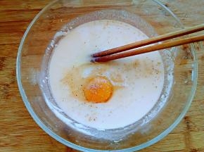 本来没打算放鸡蛋，孩子要吃，又临时加了一个鸡蛋进去，来点胡椒粉，搅拌均匀。