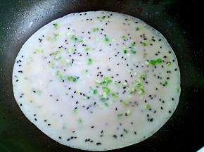 面糊面糊变硬一点儿，边上微微翘起时翻面。