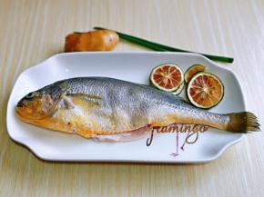 准备食材，大黄鱼清理干净。