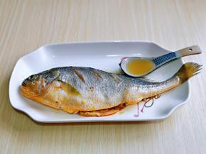 鱼放入盘中，加入料酒。