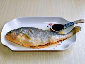 再加入柠檬蒸鱼酱油。