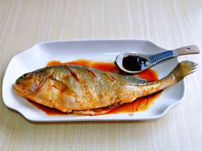 再加入蚝油，将调味料涂抹均匀。