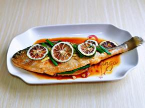 最后加入柠檬片，盖上保鲜膜，腌制20分钟。