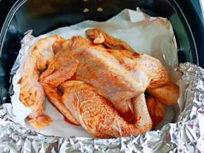 腌制好的鸡放在垫好锡纸的空气炸锅中。