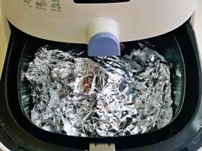 锡纸将鸡包起来，启动空气炸锅，185度烤35分钟。