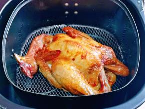 35分钟后，取下锡纸，将鸡放入空气炸锅烤网上，撒上迷迭香，180度再烤10分钟左右，时间可以自己掌握，上色够了就可以取出。