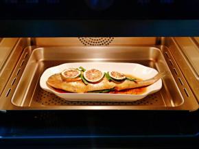 腌制好的鱼入蒸箱，蒸18分钟，断电后焖2分钟再取出来。