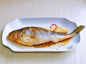 蒸好的鱼盘子里会有蒸汽水，将其倒掉。