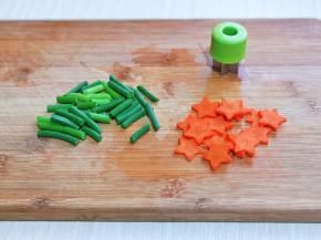 首先将蒜薹洗干净，切段，胡萝卜去皮洗干净，再用模具压花。