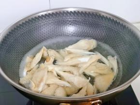 平菇撕小块，洗干净后再焯水，水开后下锅，烧开煮1分钟捞出，蒜薹也同样焯下水。