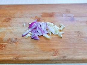 洋葱大蒜去皮切好。