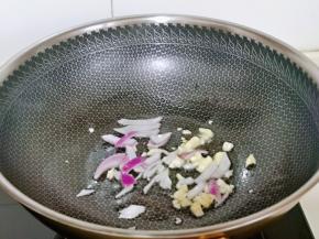 起油锅，加入洋葱大蒜炒香。