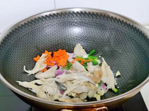 加入胡萝卜，平菇，蒜薹，小火翻炒。