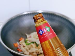 再加入蚝油。