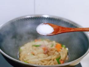 按个人口味加入盐，再加入半小碗纯净水烧开，专中火炒2分钟。