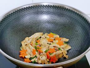 时间可以自己掌握，将菜炒熟，即可关火。