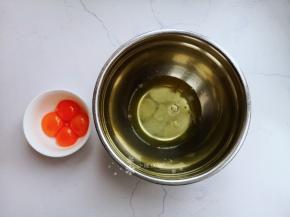 将蛋黄蛋清分离。