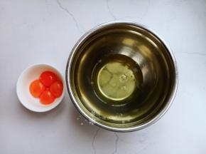 将蛋黄蛋清分离。