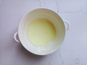 另取碗放入玉米油和牛奶。