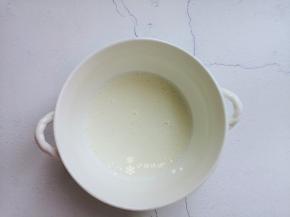 用蛋抽将牛奶和玉米油搅打至乳化无油珠状态。