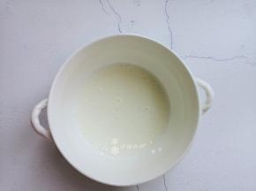 用蛋抽将牛奶和玉米油搅打至乳化无油珠状态。