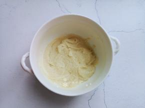 筛入面粉用刮刀翻拌均匀。