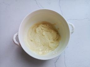 筛入面粉用刮刀翻拌均匀。