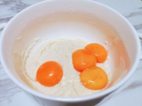 放入蛋黄翻拌均匀待用。