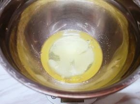 蛋清加入白砂糖和几滴柠檬汁。