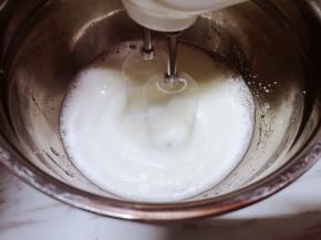 用打蛋器高速搅打至提起打蛋器有倒立尖角不倒塌。