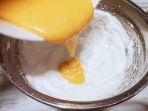 蛋黄液分三次倒入蛋清盆中。用翻拌的手法拌匀。