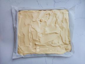 将拌匀的蛋糕糊装入烤盘中，将表面尽量抹平。