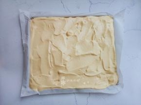 将拌匀的蛋糕糊装入烤盘中，将表面尽量抹平。