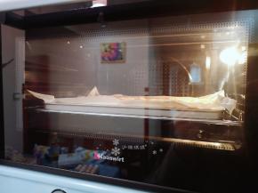 烤箱140度预热10分钟放入烤盘，烤45-60分钟。（每个烤箱脾气不同）