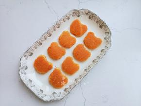 烤好的蛋糕晾凉后用模具切分好。