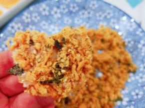 抹上沙拉酱然后粘上肉松。