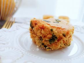 用紫菜切出表情，粘一点沙拉酱粘上即可。