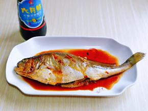 淋上柠檬蒸鱼酱油，再淋上热油。(油烧热后再淋)