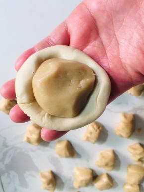 取一个面团包上油酥揉圆按扁！