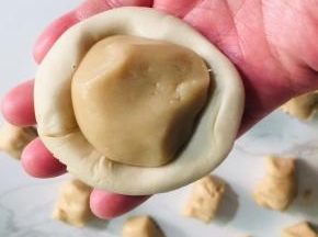 取一个面团包上油酥揉圆按扁！