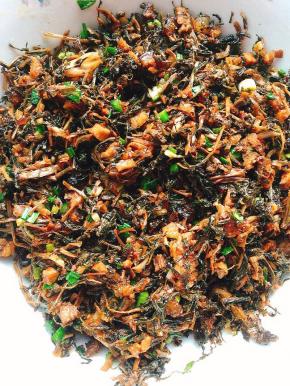 锅烧热，倒入适量的油，放入切好的蹄膀丁，干酸菜，蒜苗，五香粉，生抽，老抽，鸡精炒匀，起锅装盘晾凉备用！