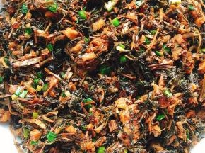 锅烧热，倒入适量的油，放入切好的蹄膀丁，干酸菜，蒜苗，五香粉，生抽，老抽，鸡精炒匀，起锅装盘晾凉备用！